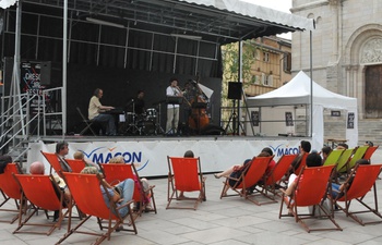 Mâcon : jazz en transat place Saint-Pierre 