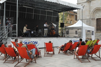 Mâcon : jazz en transat place Saint-Pierre 