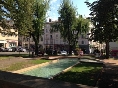 Mâcon : Le Grand déballage s'étend à la place de la Barre 