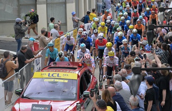 Et le peloton est passé dans les rues du centre-ville...